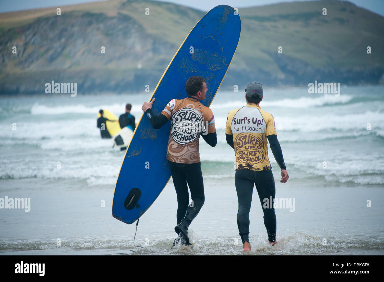 Polzeath, UK. 06Th Aug 2013. Début de surfers et des familles sur la baie à Polzeath Hayle en Cornouailles comme les températures chaudes de l'été semblent prêts à faire un retour bienvenu. Jeudi 1er août 2013 Crédit : pictureditor/Alamy Live News Banque D'Images