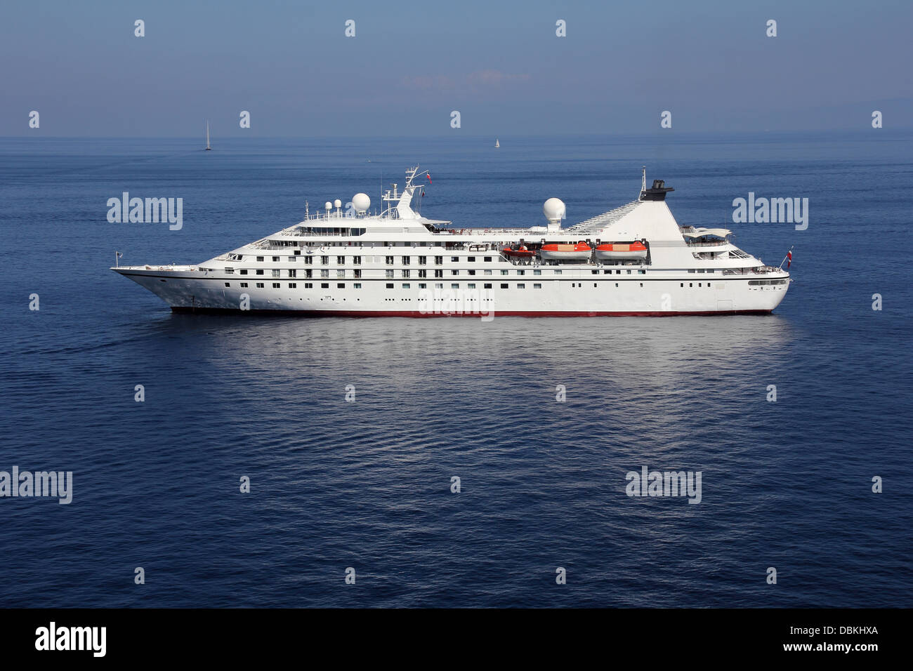Bateau de croisière mouillant au large de la côte Banque D'Images