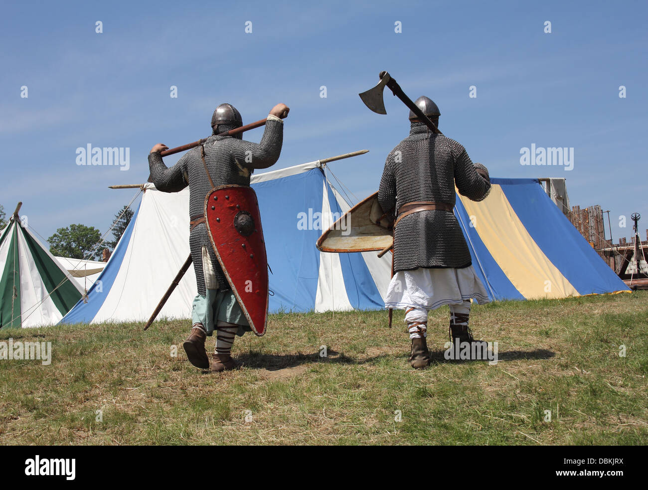 Guerriers médiévaux aller dans la tente armor Banque D'Images