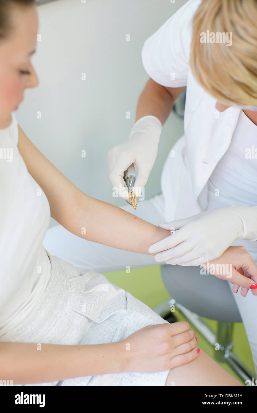 Dermatologie, traitement de la peau avec de l'azote liquide Banque D'Images