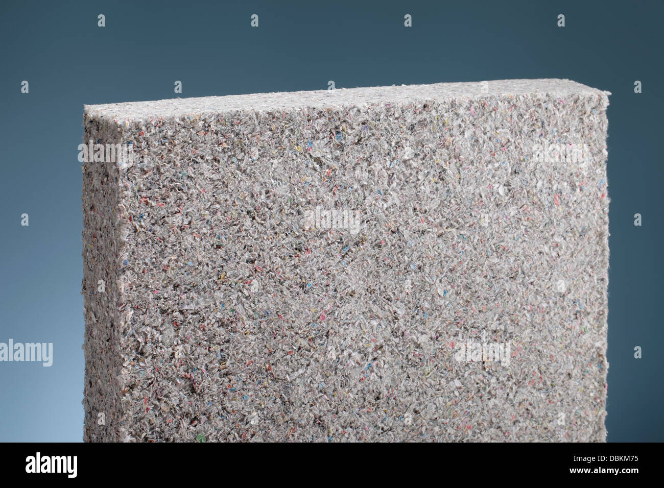 L'isolation de cellulose panneau batt en papier journal recyclé, utilisé comme isolant thermique du bâtiment. Banque D'Images
