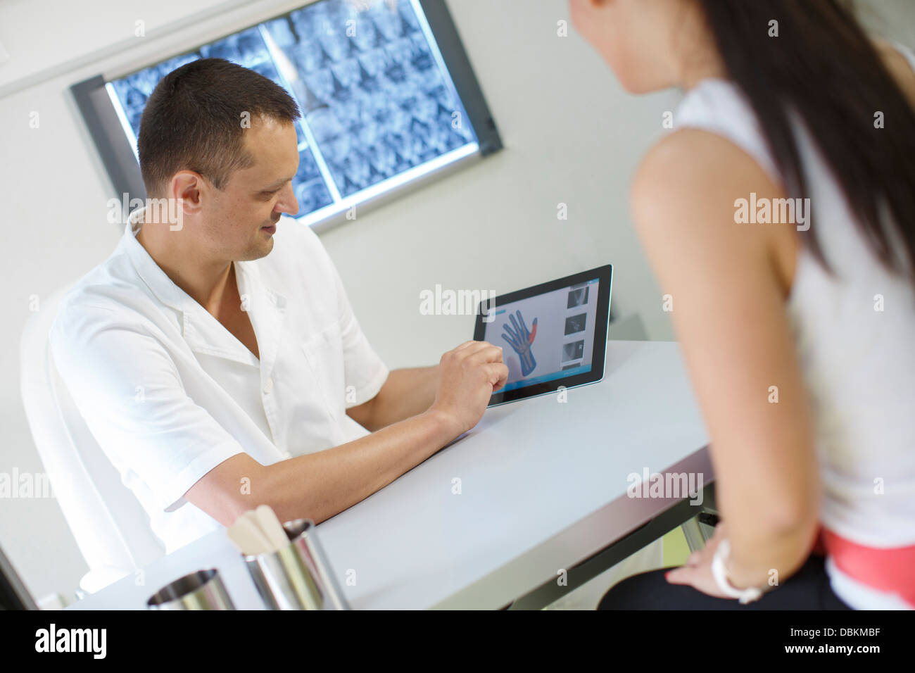 Le médecin et le patient, médecin à l'aide de Tablet PC Banque D'Images