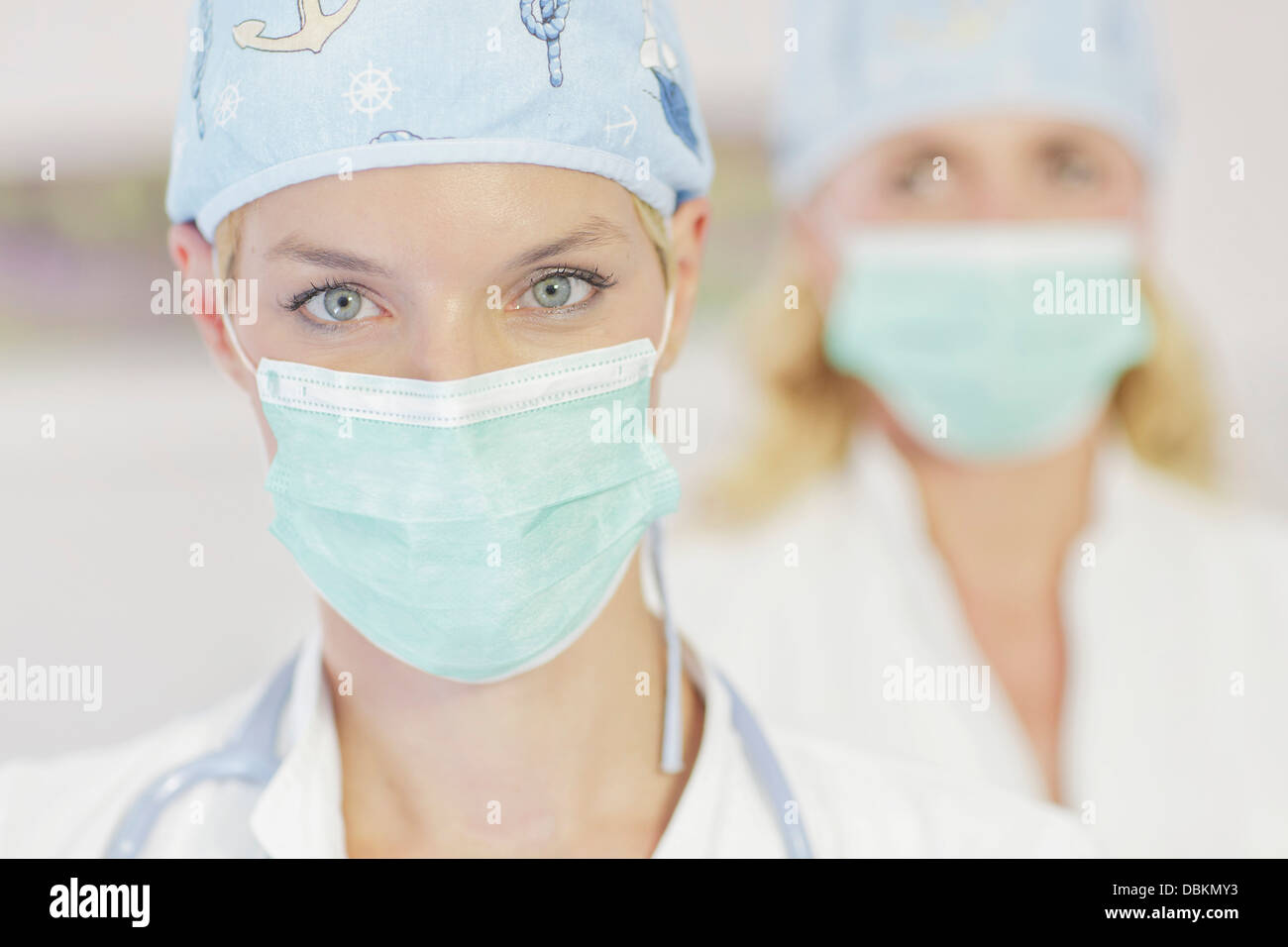 Médecin et l'infirmier portant des masques chirurgicaux Banque D'Images