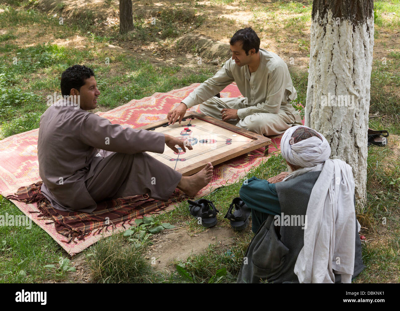 Jeu de société carrom homme jouant à Bagh-e Babur, Kaboul, Afghanistan Banque D'Images