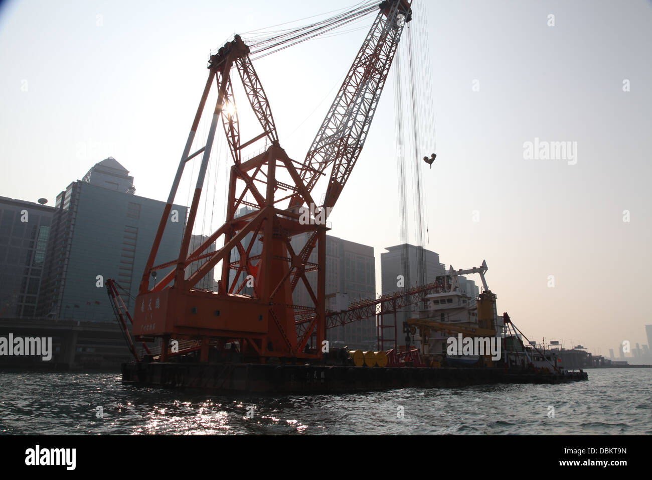 Drague draguer le port de hong kong au crépuscule Banque D'Images