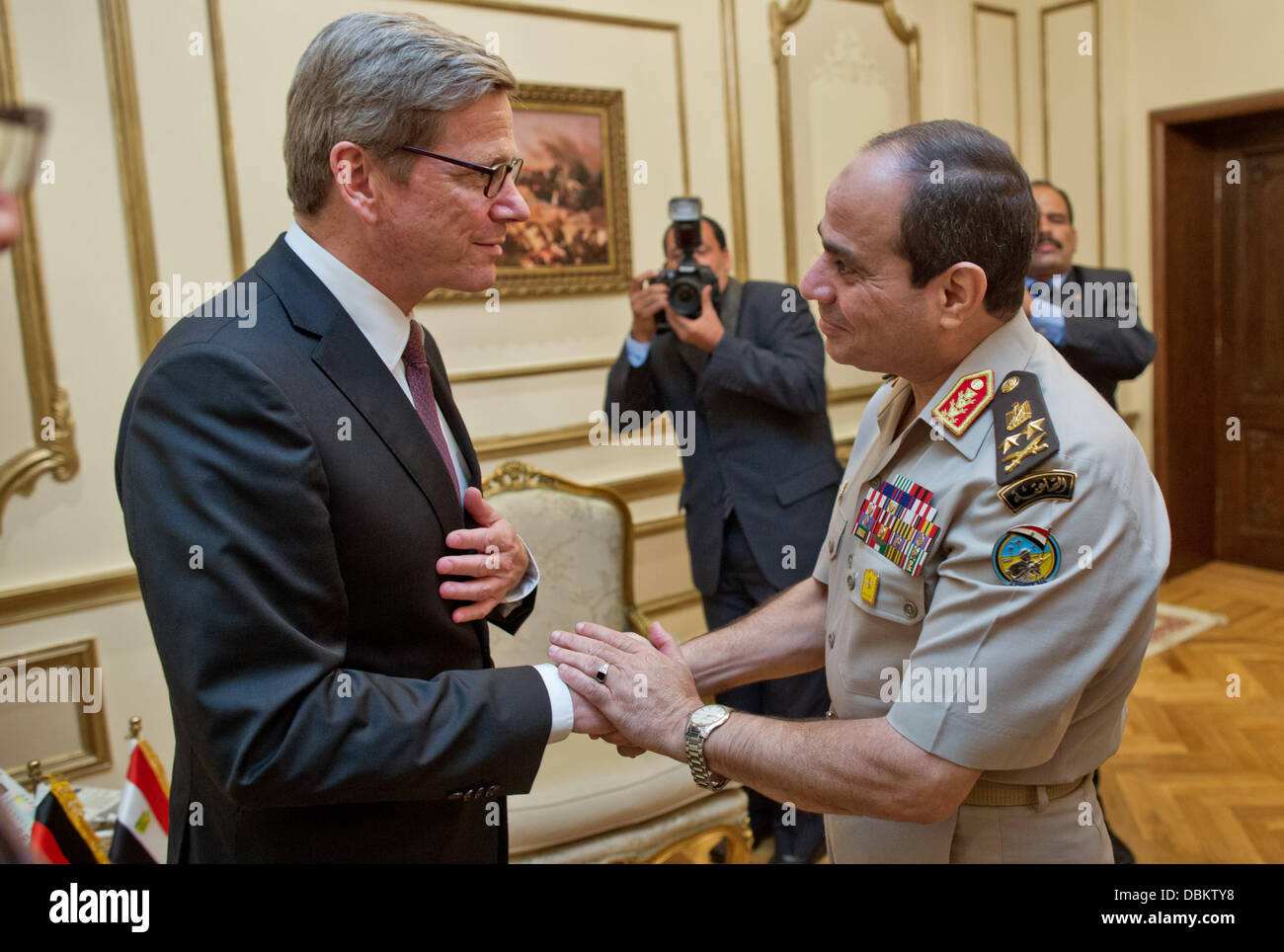 Le ministre des Affaires étrangères allemand Guido Westerwelle (L) parle de Vice-premier ministre et ministre de la défense de l'Egypte Abdel Fattah al-Sisi au Caire, Égypte, 01 août 2013. Westerwelle est sur un voyage au Caire pour des entretiens politiques et rencontre des membres du gouvernement et de l'opposition. Photo : MICHAEL KAPPELER Banque D'Images