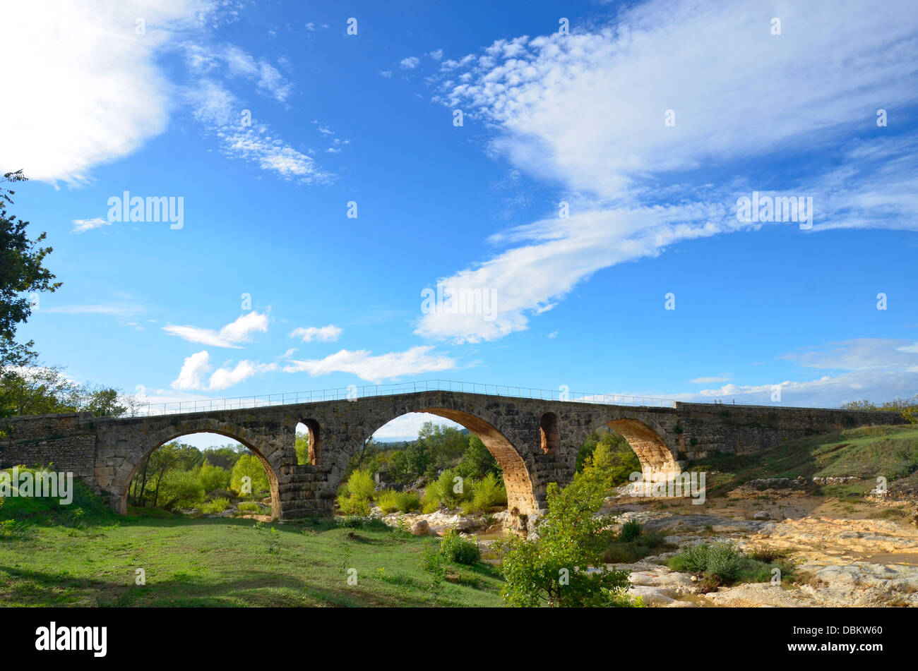 Pont Julien (Julien) Pont Romain d'une arche en pierre pont sur la rivière Calavon Via Domitia Luberon France Banque D'Images