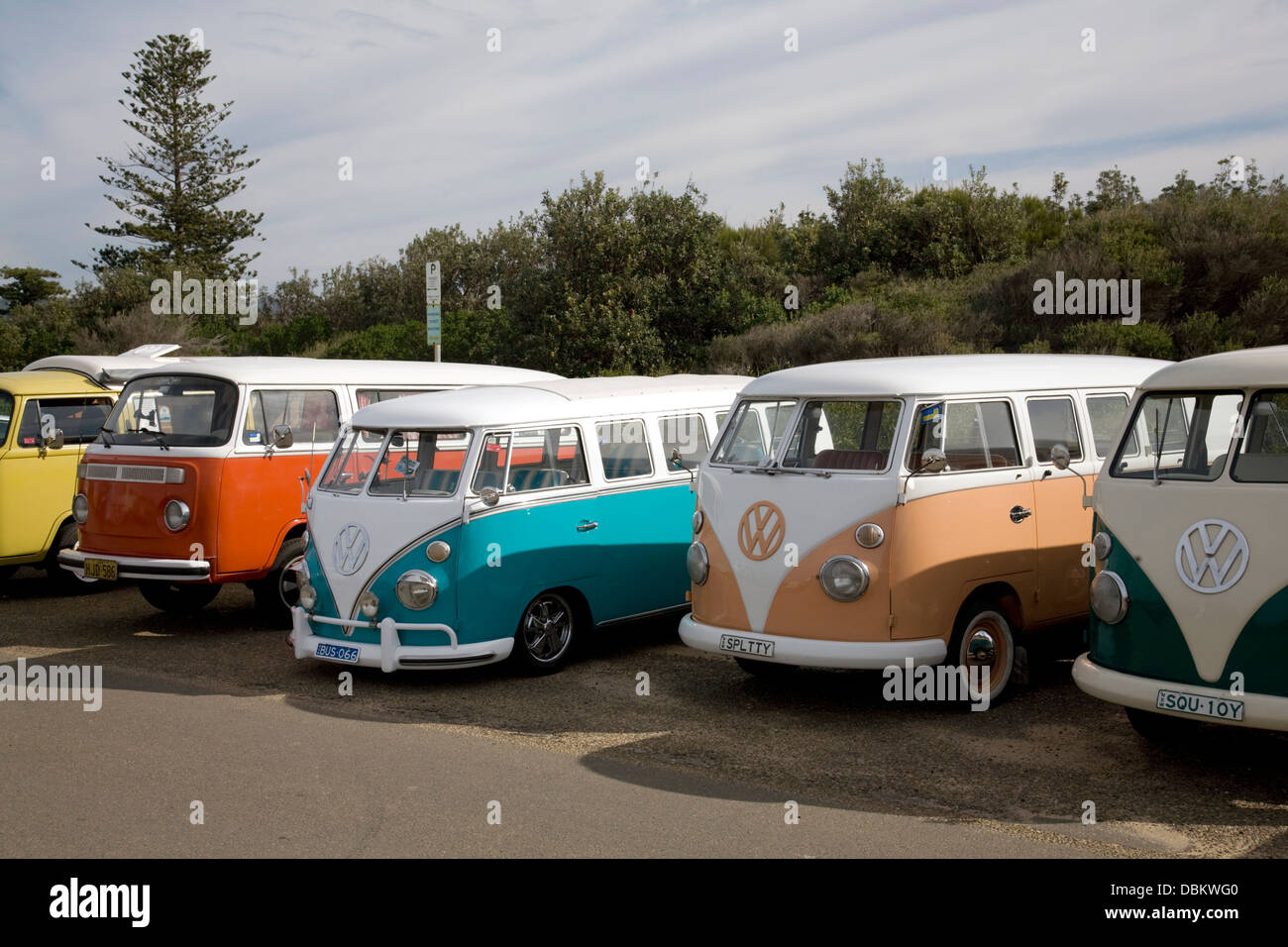 Camping-cars Volkswagen garés à Palm Beach, Sydney, Australie Banque D'Images