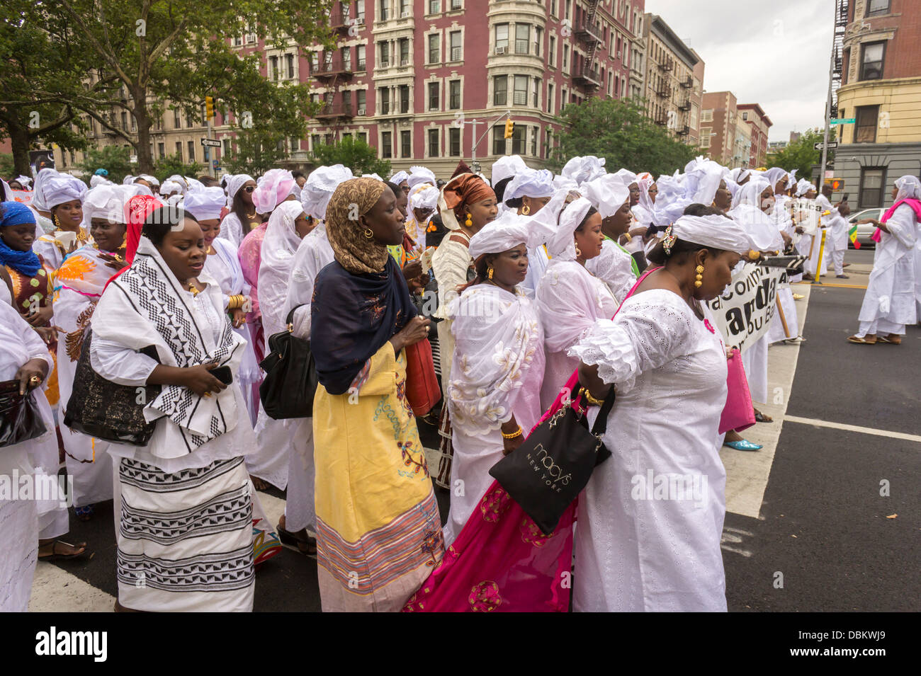 Les immigrants sénégalais prennent part à un défilé de Harlem à New York, en souvenir de leur Cheikh Ahmadou Bamba Banque D'Images