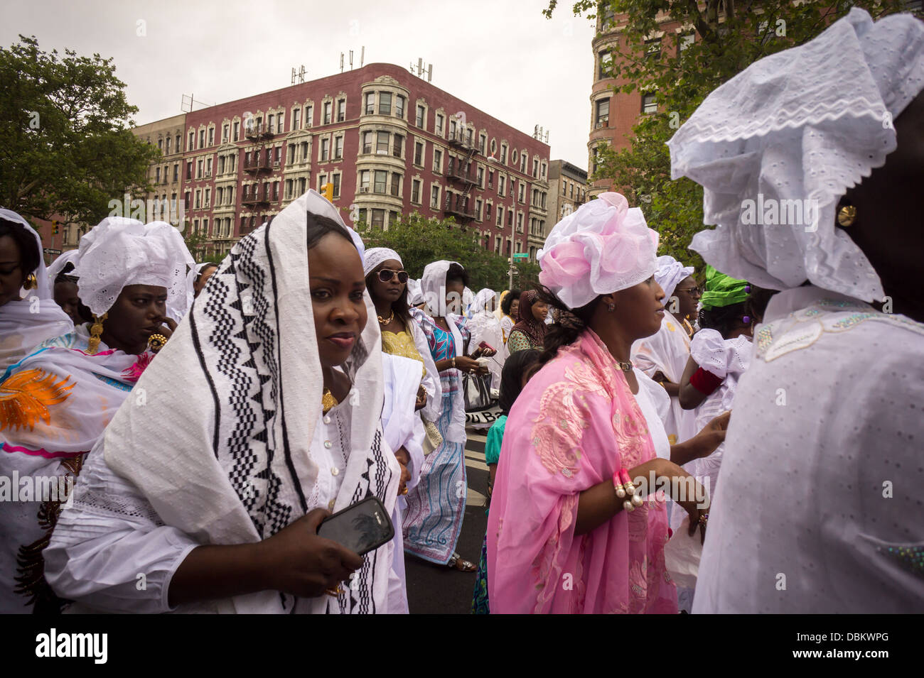 Les immigrants sénégalais prennent part à un défilé de Harlem à New York, en souvenir de leur Cheikh Ahmadou Bamba Banque D'Images