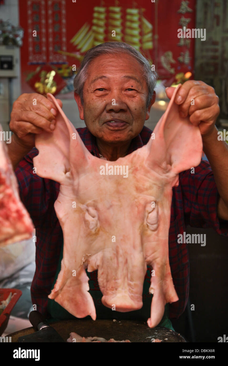 Marché de la viande et poisson poissonnier boucher de décrochage Banque D'Images