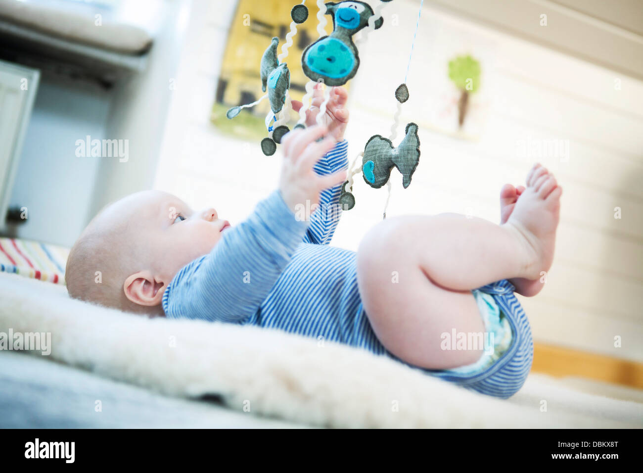 Baby boy playing with toy mobile, Munich, Bavière, Allemagne Banque D'Images