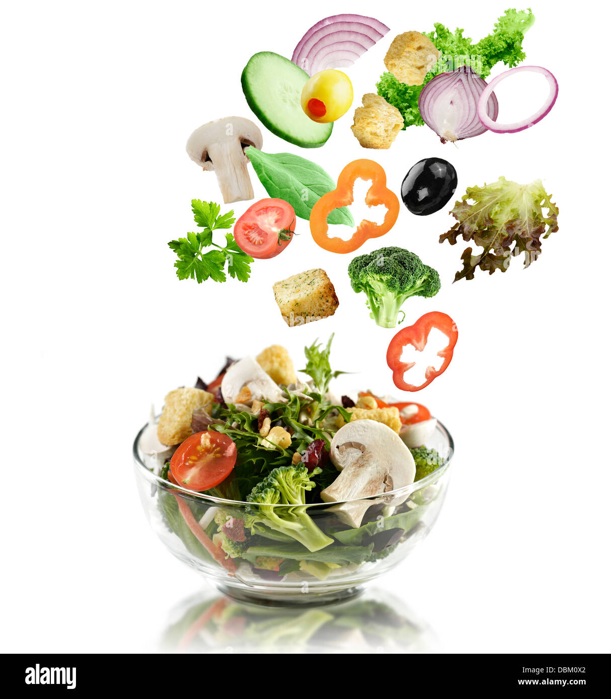 Mélange de légumes frais tomber dans un saladier Banque D'Images