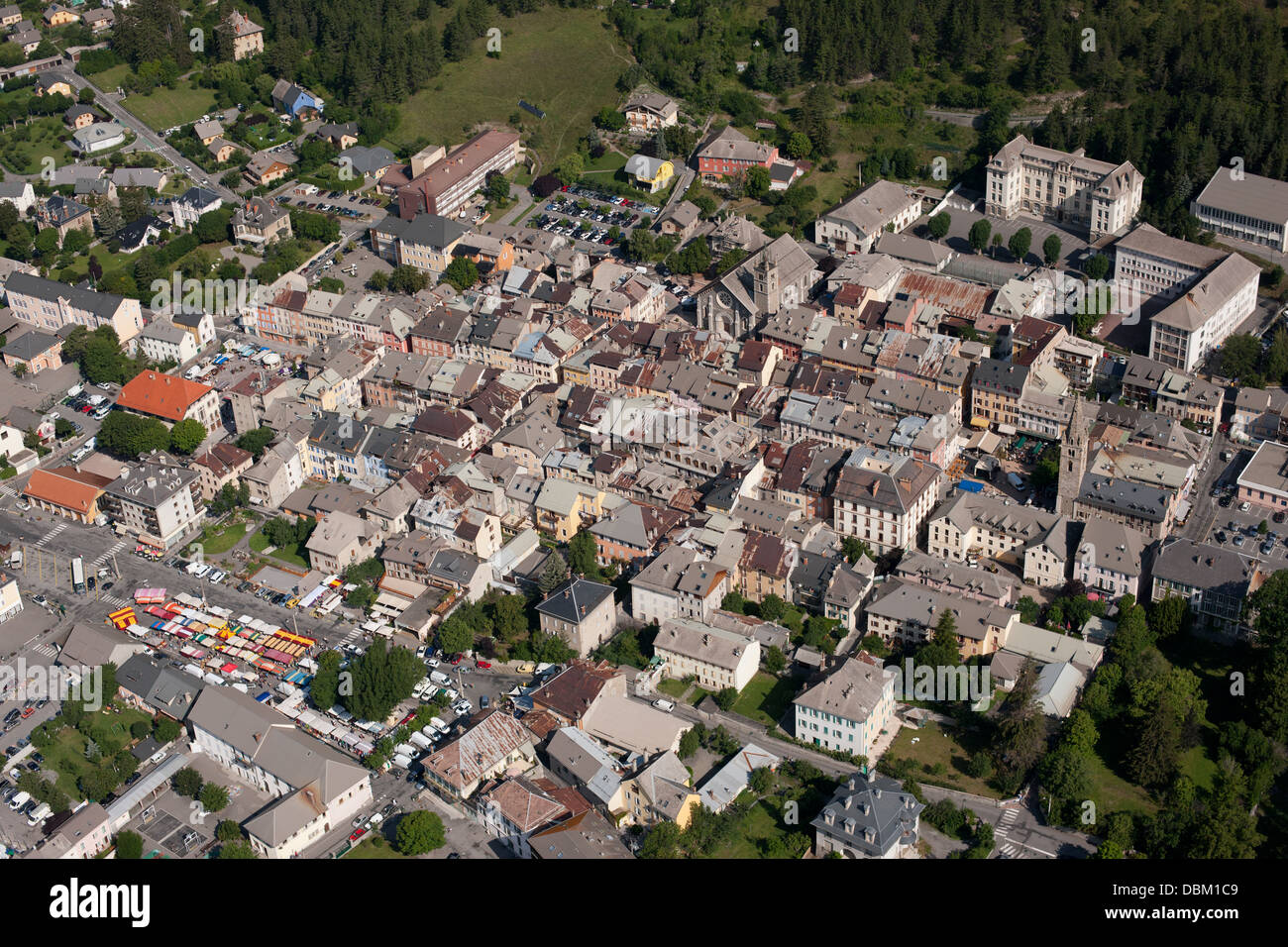 VUE AÉRIENNE.Vieille ville de Barcelonnette dans la vallée de l'Ubaye.Alpes-de-haute-Provence, France. Banque D'Images