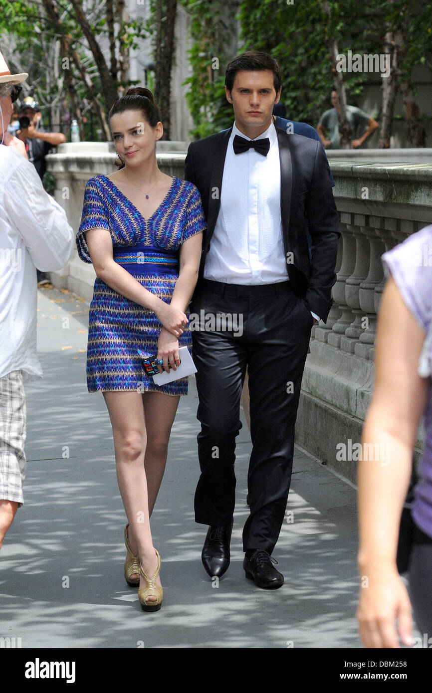 Qui Est La Compagne De Hugo Becker Roxane Mesquida et Hugo Becker sur le tournage de 'Gossip Girl' tournage à  Manhattan. La ville de New York, USA - 13.07.11 Photo Stock - Alamy