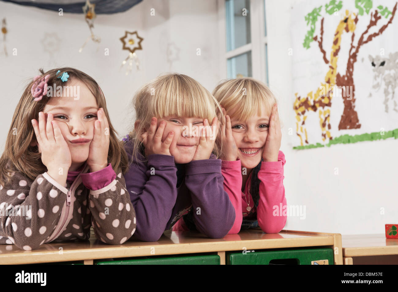 Trois enfants en école maternelle, Kottgeisering, Bavaria, Germany, Europe Banque D'Images