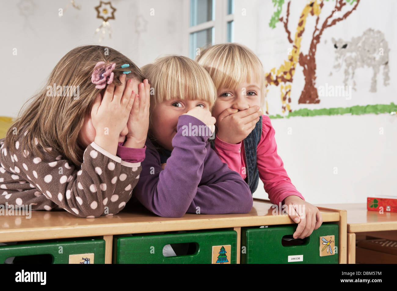 Trois enfants en école maternelle, Kottgeisering, Bavaria, Germany, Europe Banque D'Images