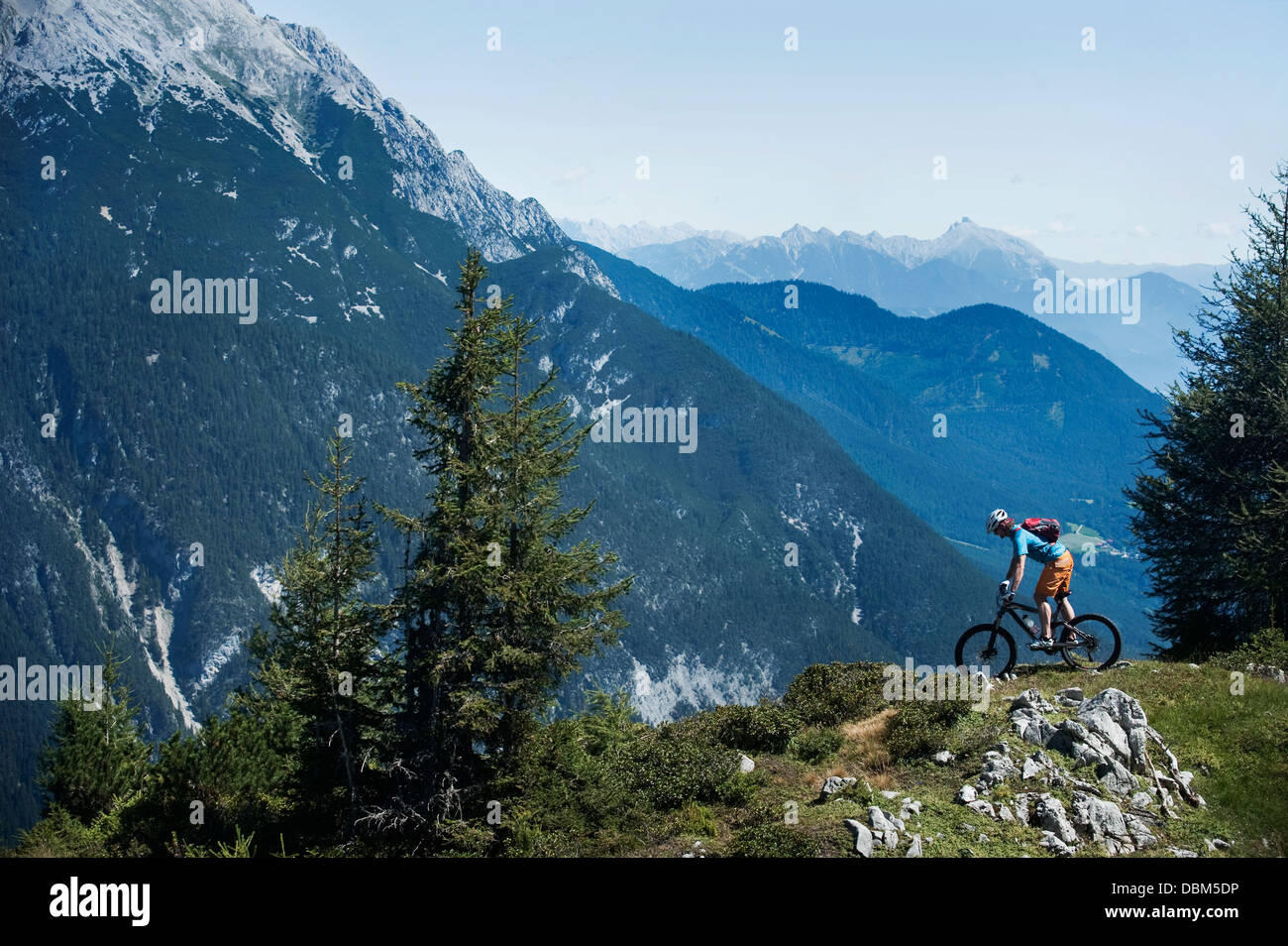 Du vélo de montagne à la recherche de paysage alpin, Tyrol, Autriche Banque D'Images