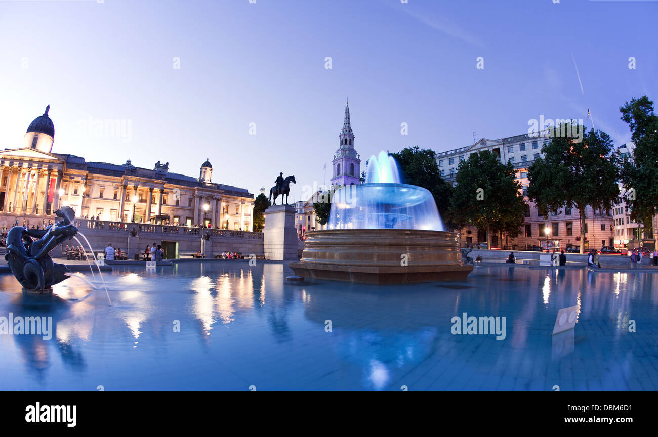 Fontaine bleu à Trafalgar Sq de Prince George London UK Banque D'Images