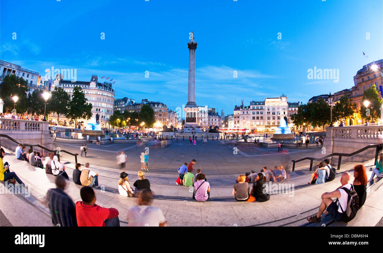 Fontaine bleu à Trafalgar Sq de Prince George London UK Banque D'Images