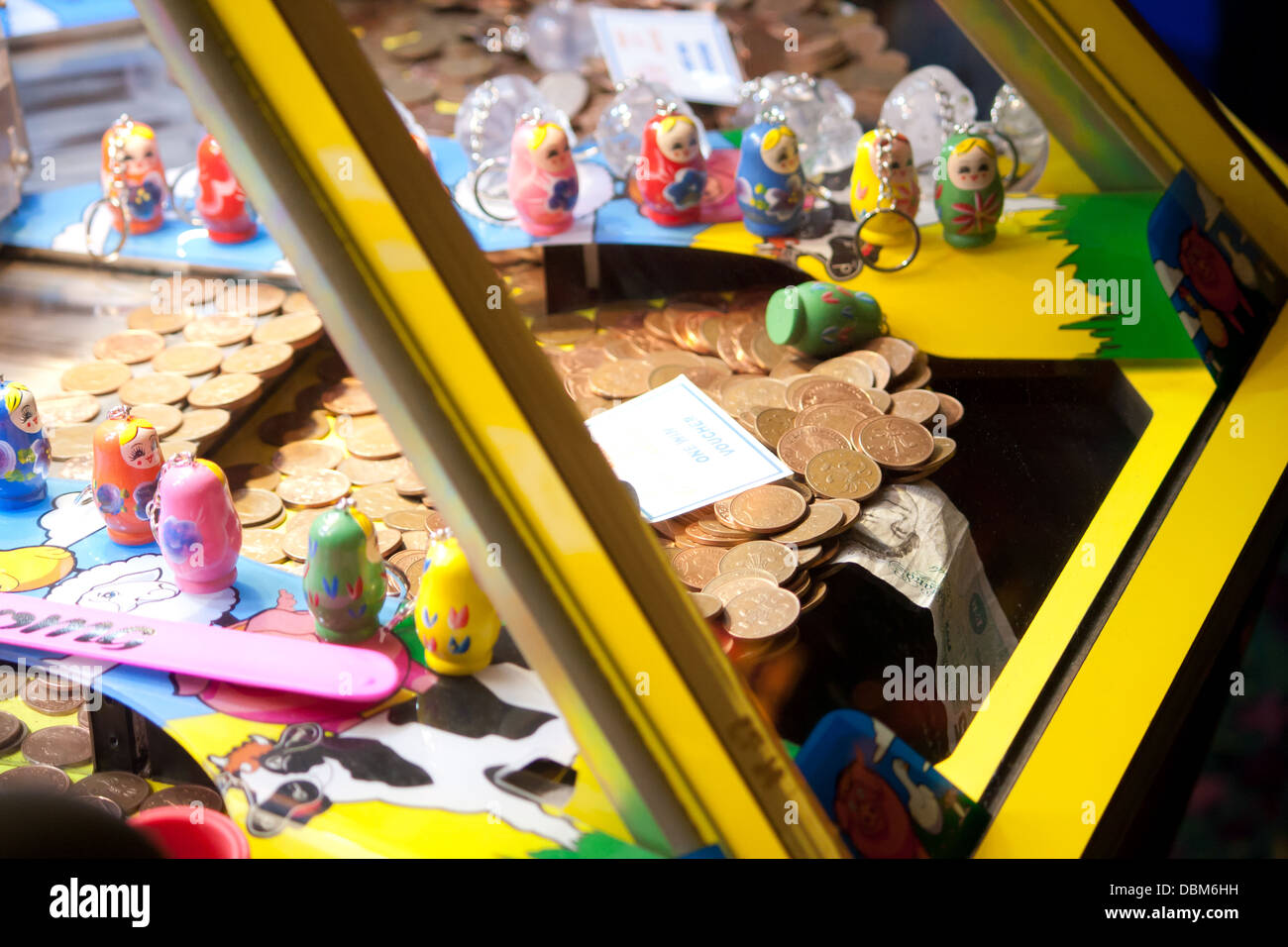 Une fête foraine arcades par le front avec machines à sous et tous les accapareurs de penny pour le divertissement familial. Banque D'Images