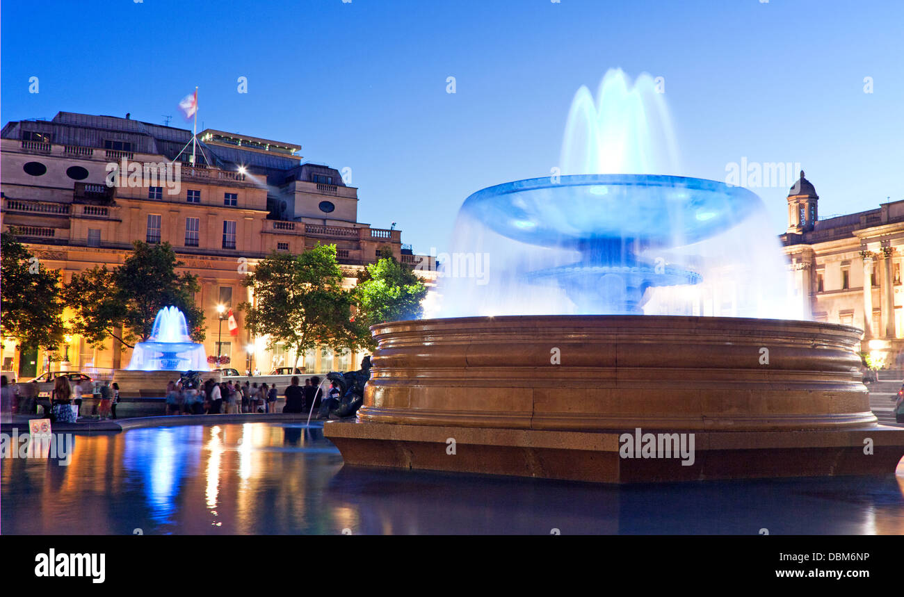 Fontaine bleu à Trafalgar Sq de Prince George London UK Banque D'Images