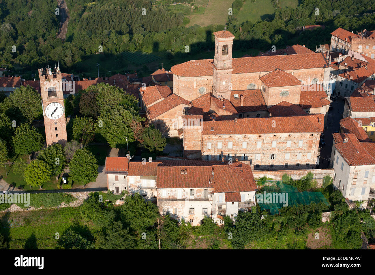 VUE AÉRIENNE.Cathédrale de San Donato qui couronnait la ville médiévale de Mondovi, au sommet d'une colline.Province de Cuneo, Piémont, Italie. Banque D'Images