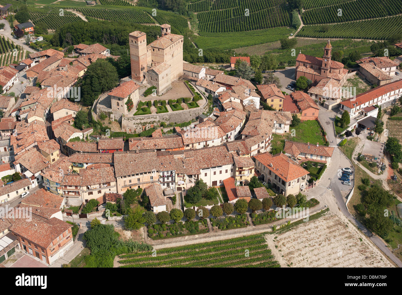 VUE AÉRIENNE.Château médiéval au sommet d'une colline entouré de vignobles dans la région de Langhe.Serralunga d'Alba, province de Cuneo, Piémont, Italie. Banque D'Images