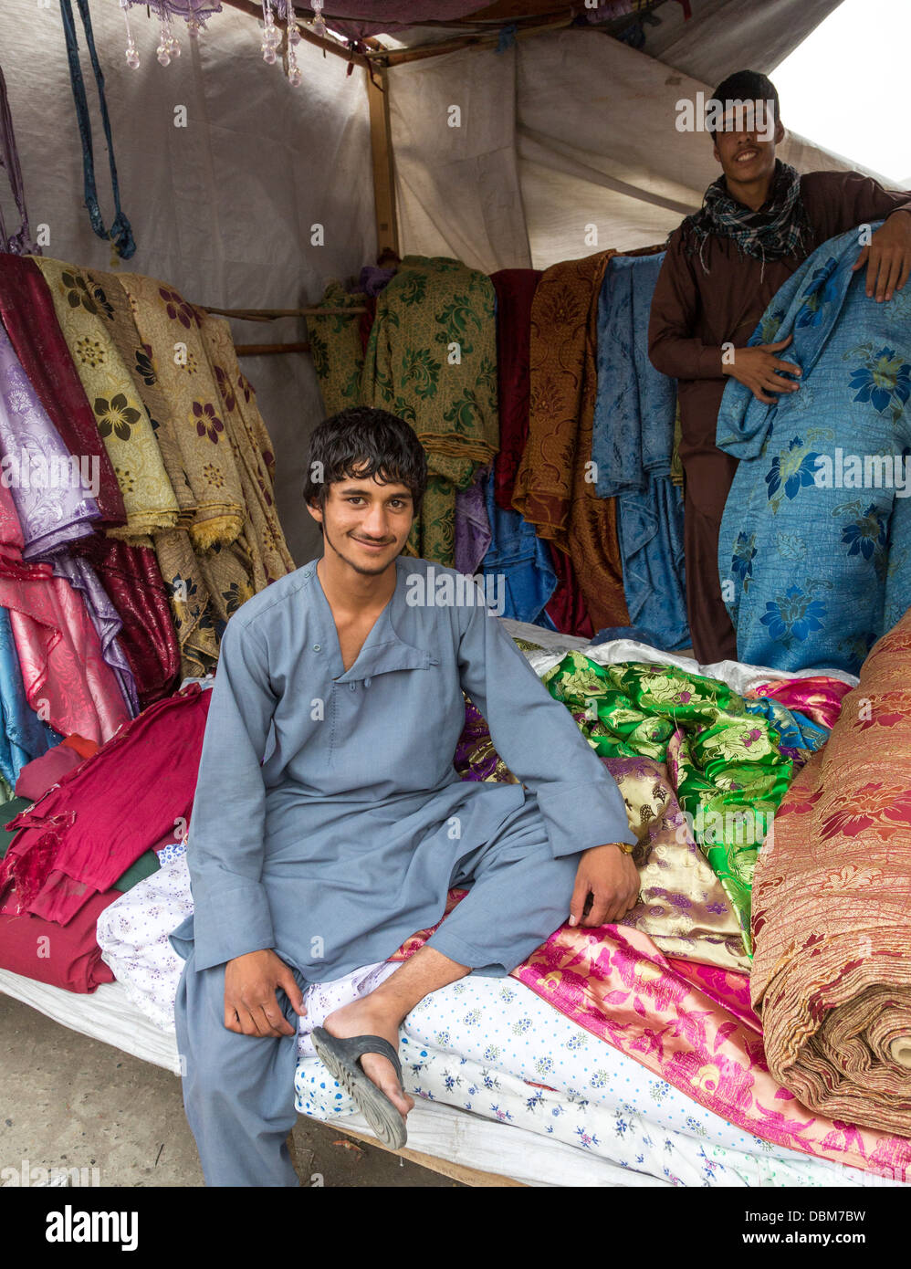 Les vendeurs de tissu, bazar, Kaboul, Afghanistan Banque D'Images