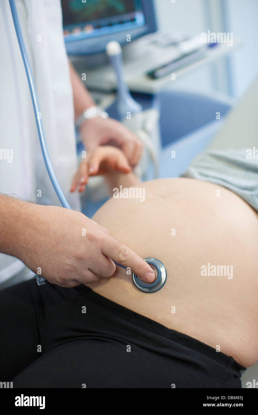 Doctor examining pregnant woman Banque D'Images