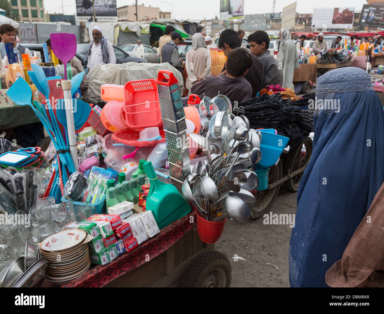 Femme voilée à la recherche de produits domestiques, bazar, Kaboul, Afghanistan Banque D'Images