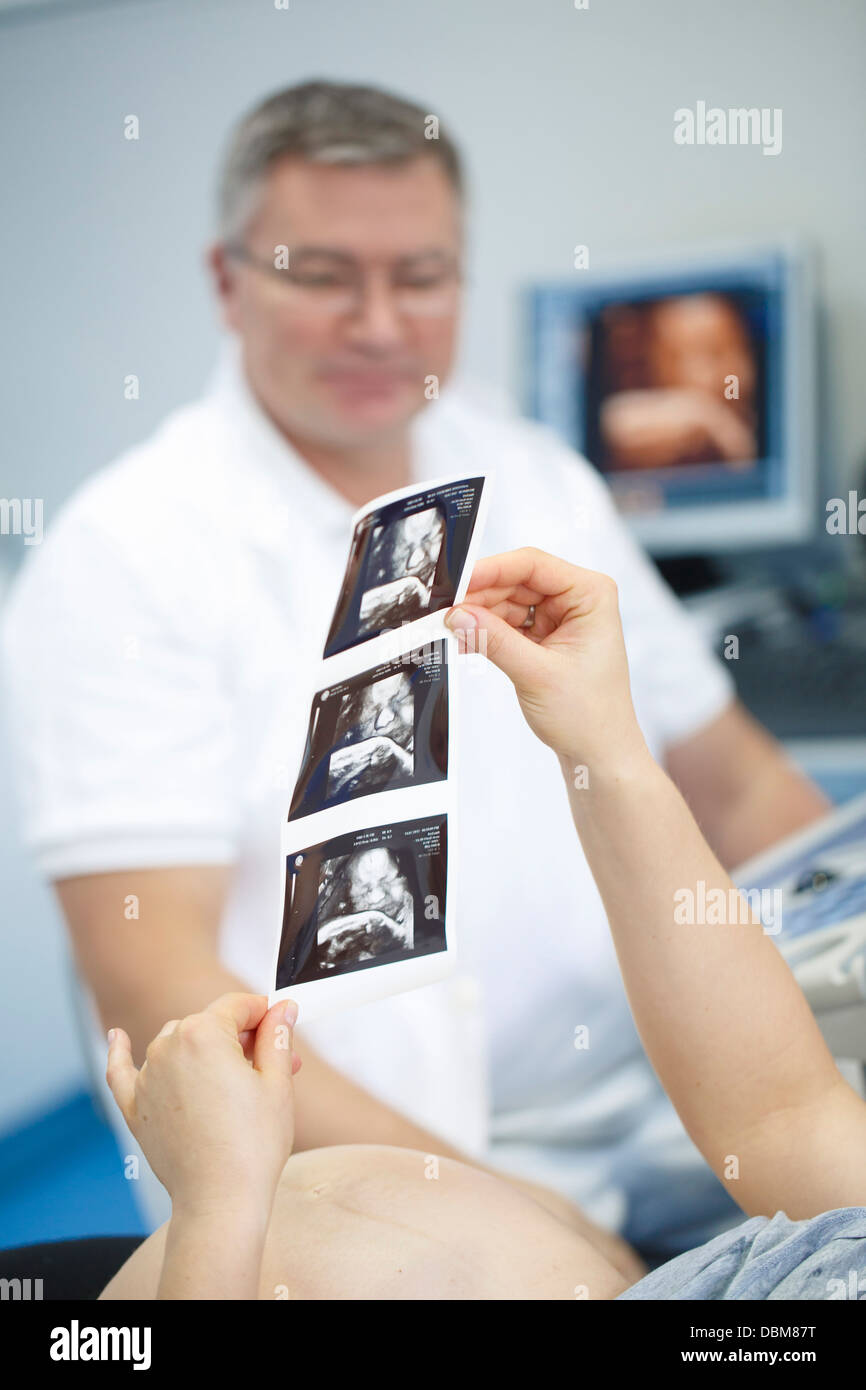 Pregnant Woman Holding Sonogram Banque D'Images