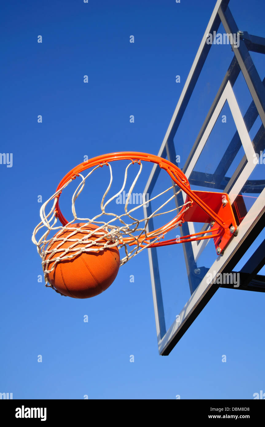 Panier de basket-ball avec ballon Photo Stock - Alamy