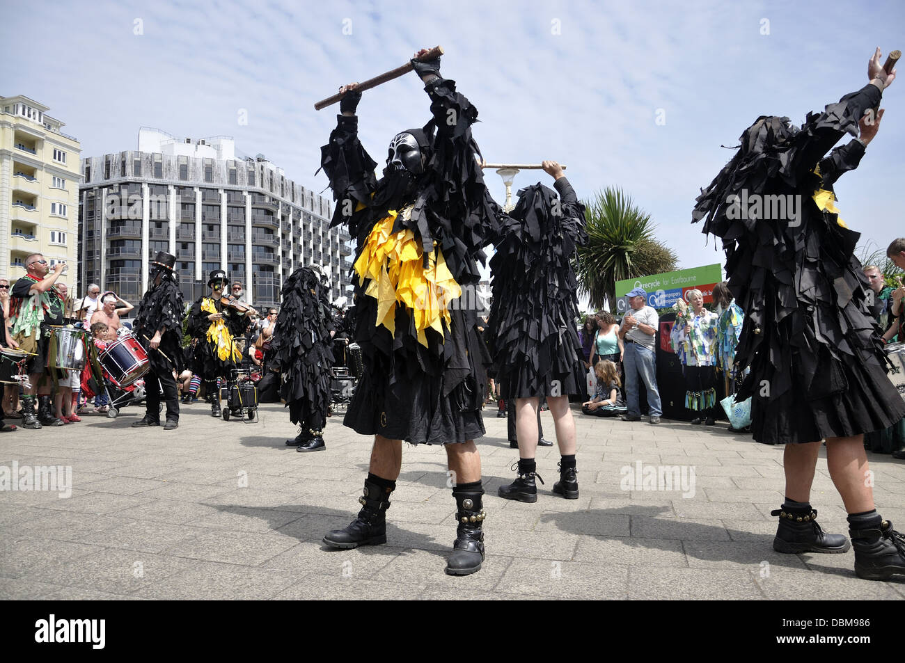 Mythago morris men performing morris dancing au Festival d'Eastbourne Lammas 2013 Banque D'Images