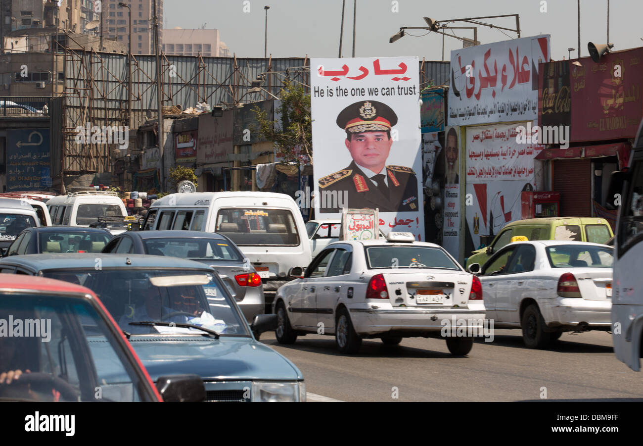 Une affiche avec la photo du premier vice-premier ministre égyptien et vice-ministre de la Défense, le général Abdel Fattah al-Sisi est représenté au Caire, Égypte, 01 août 2013. Photo : MICHAEL KAPPELER Banque D'Images