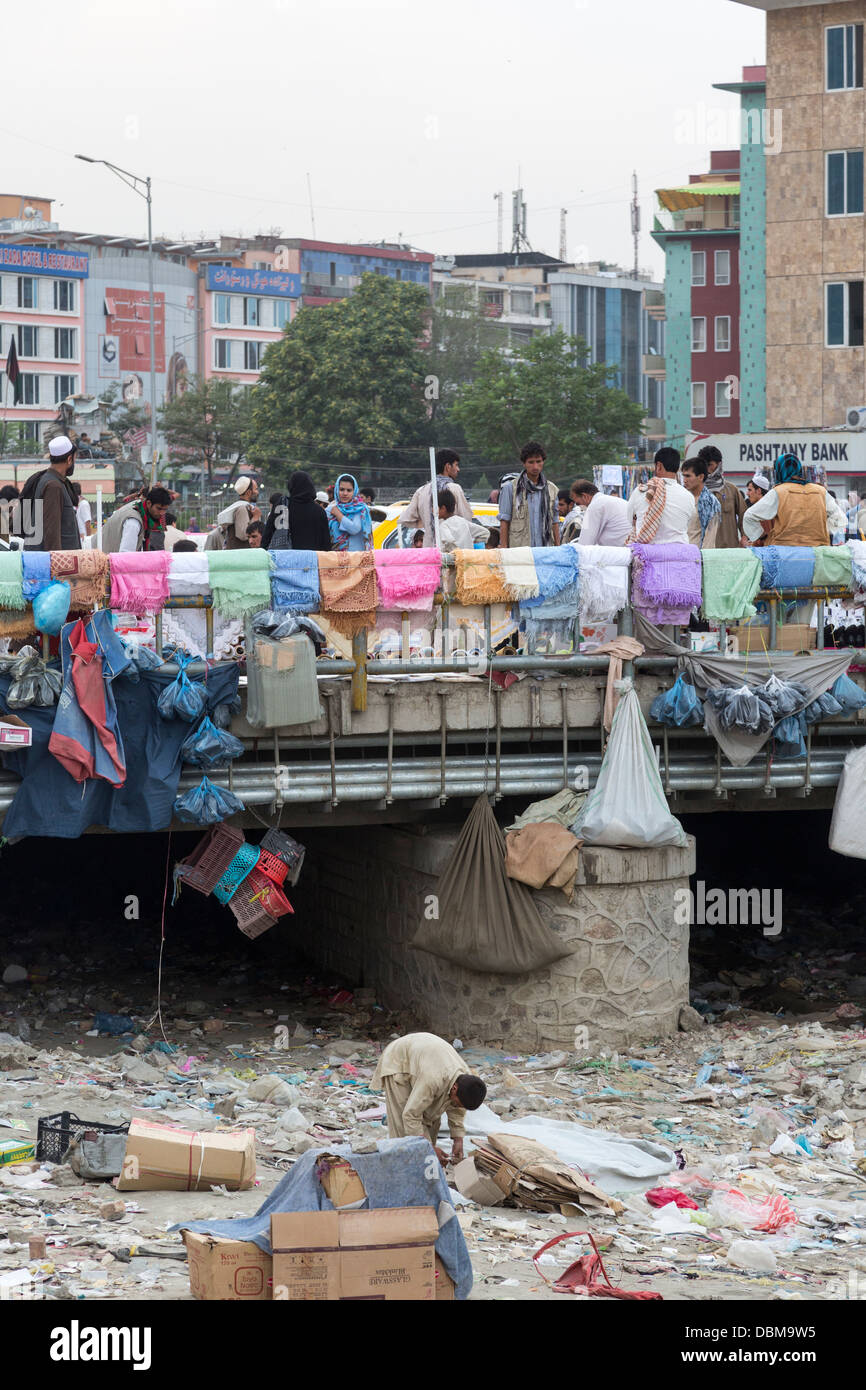 La rivière Kaboul pollué au bazar de Pul-e-Bagh-e Omomi, le centre de Kaboul, Afghanistan Banque D'Images