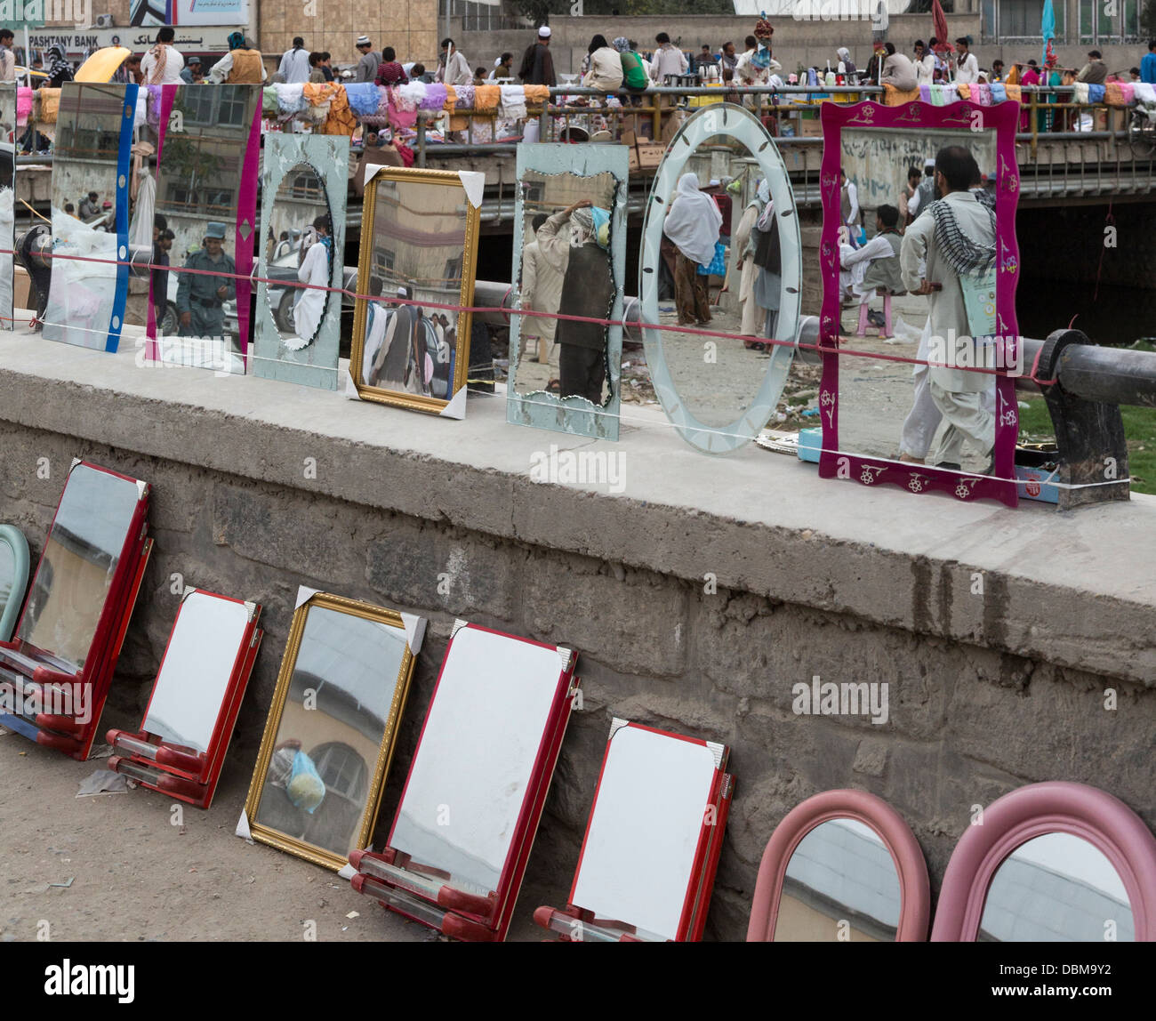 Les miroirs pour vente, bazar, Kaboul, Afghanistan Banque D'Images