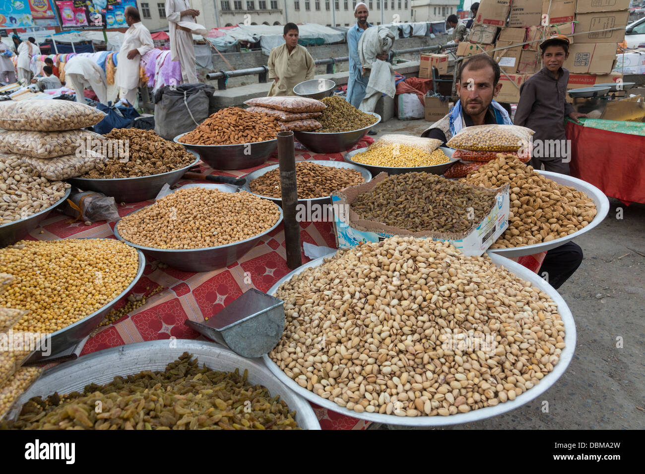 Les noix et les grains entiers de vendeur, bazar, Kaboul, Afghanistan Banque D'Images