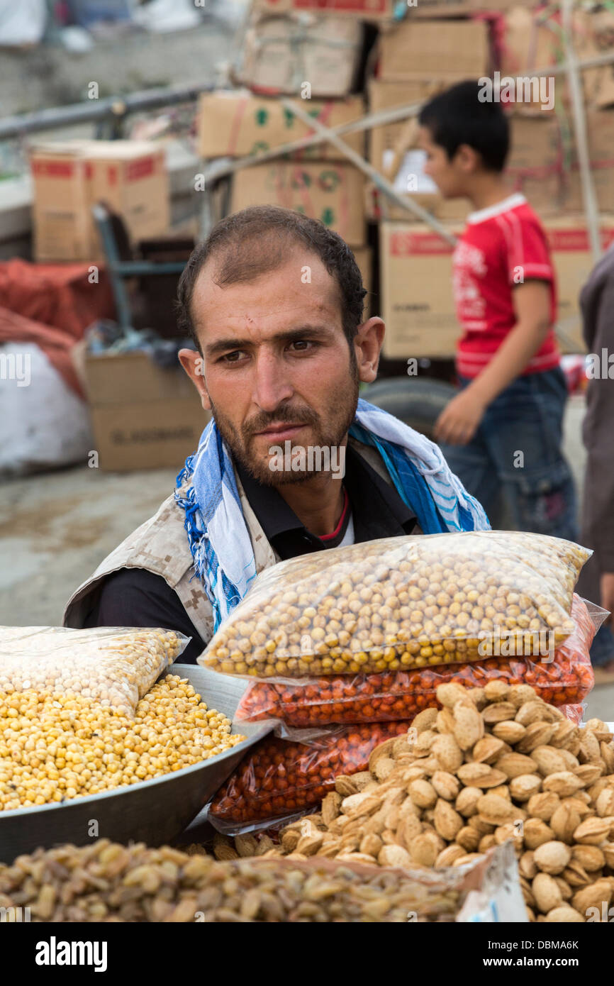 Les noix et les grains entiers de vendeur, bazar, Kaboul, Afghanistan Banque D'Images