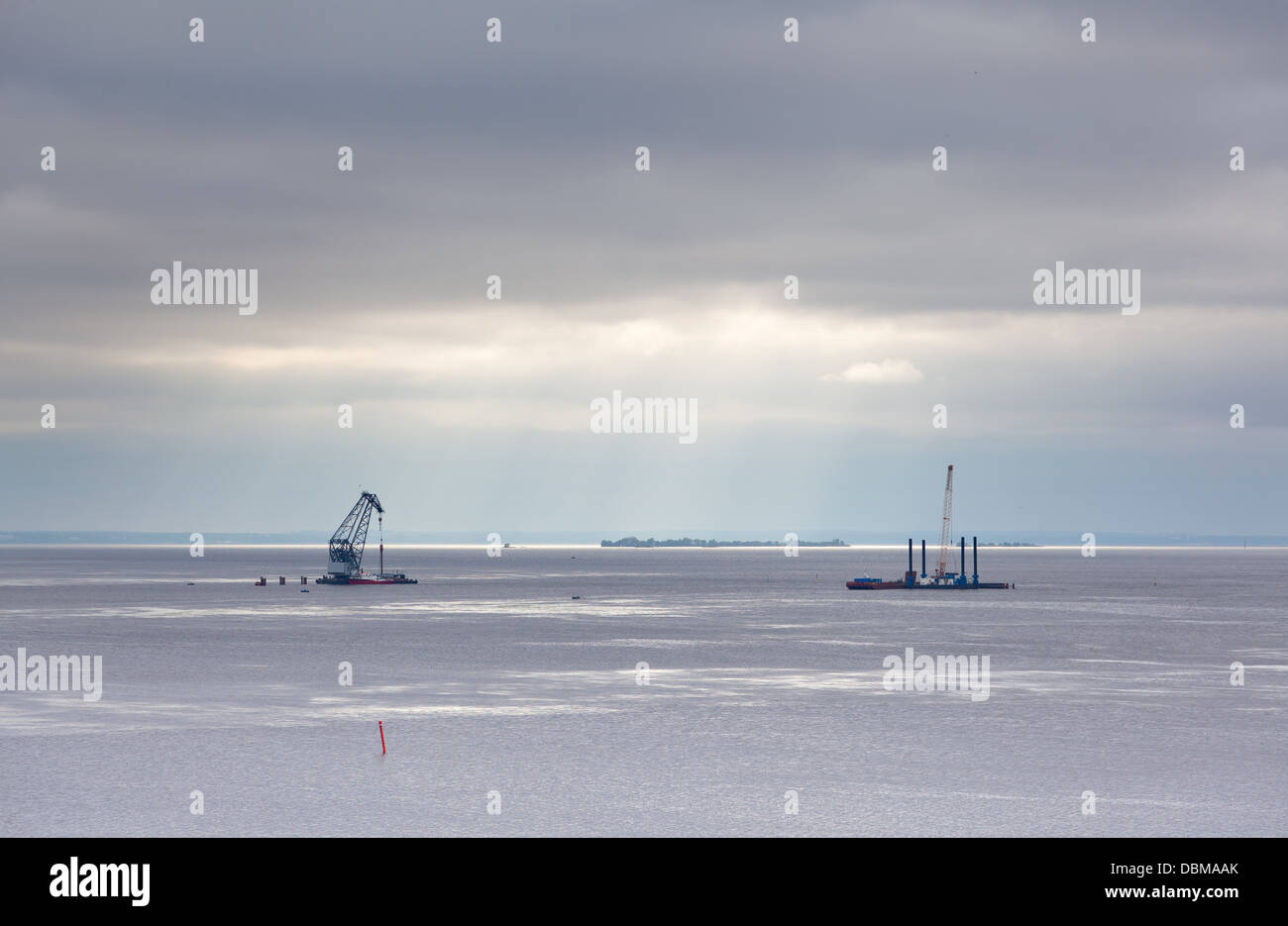 Le golfe de Finlande avec des grues flottantes Banque D'Images