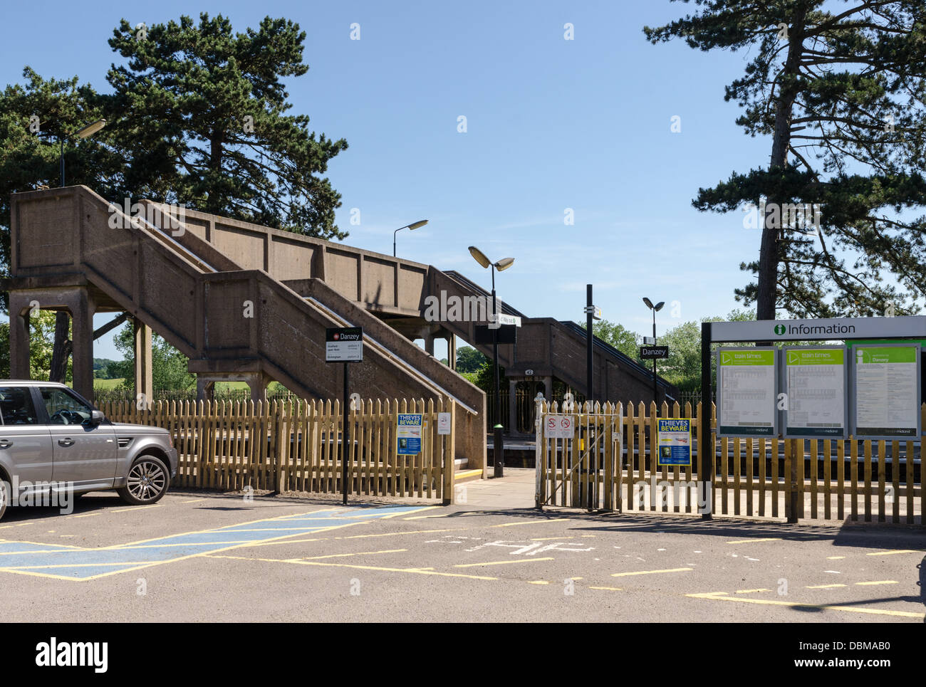 Passerelle piétonne traversant les voies à la gare de Danzey dans Warwickshire Banque D'Images