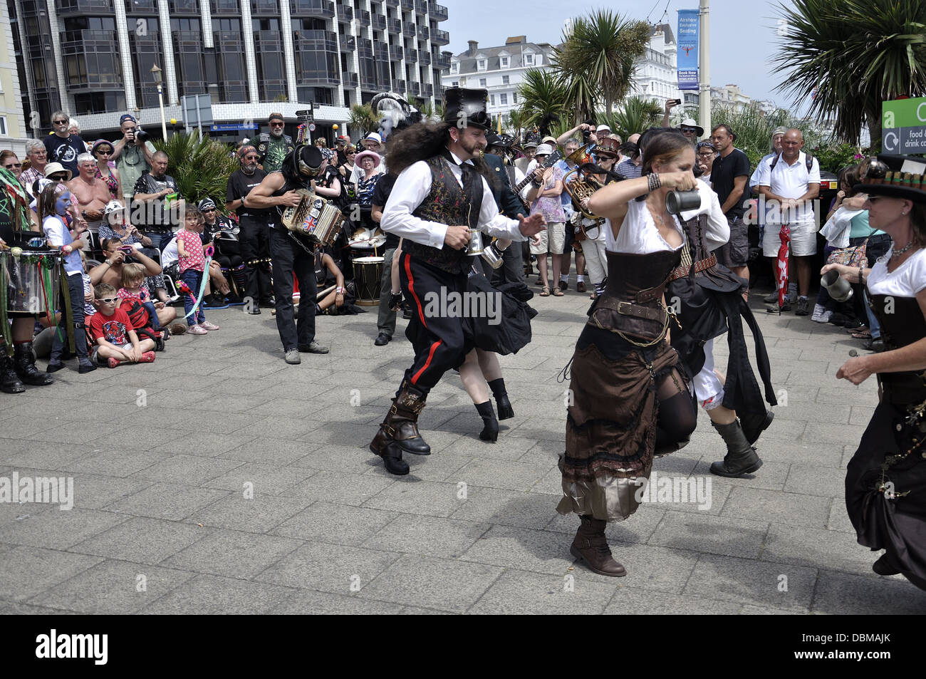 Danseurs Morris Steampunk à Eastbourne Lammas Festival 2013 Banque D'Images