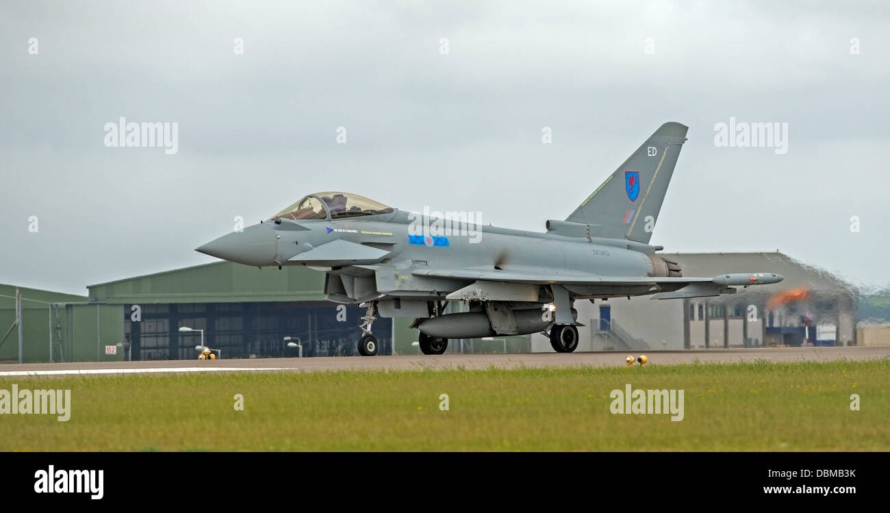 Typhoon de la RAF RAF Leuchars Escadron de 6 taxying au RNAS Culdrose (c) Bob Sharples/Alamy Banque D'Images