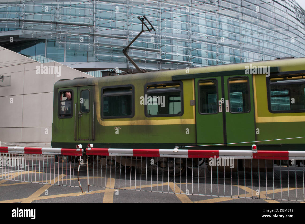 Train DART à Landsdowne Road, près de l'Aviva Stadium de Dublin, Irlande. Banque D'Images