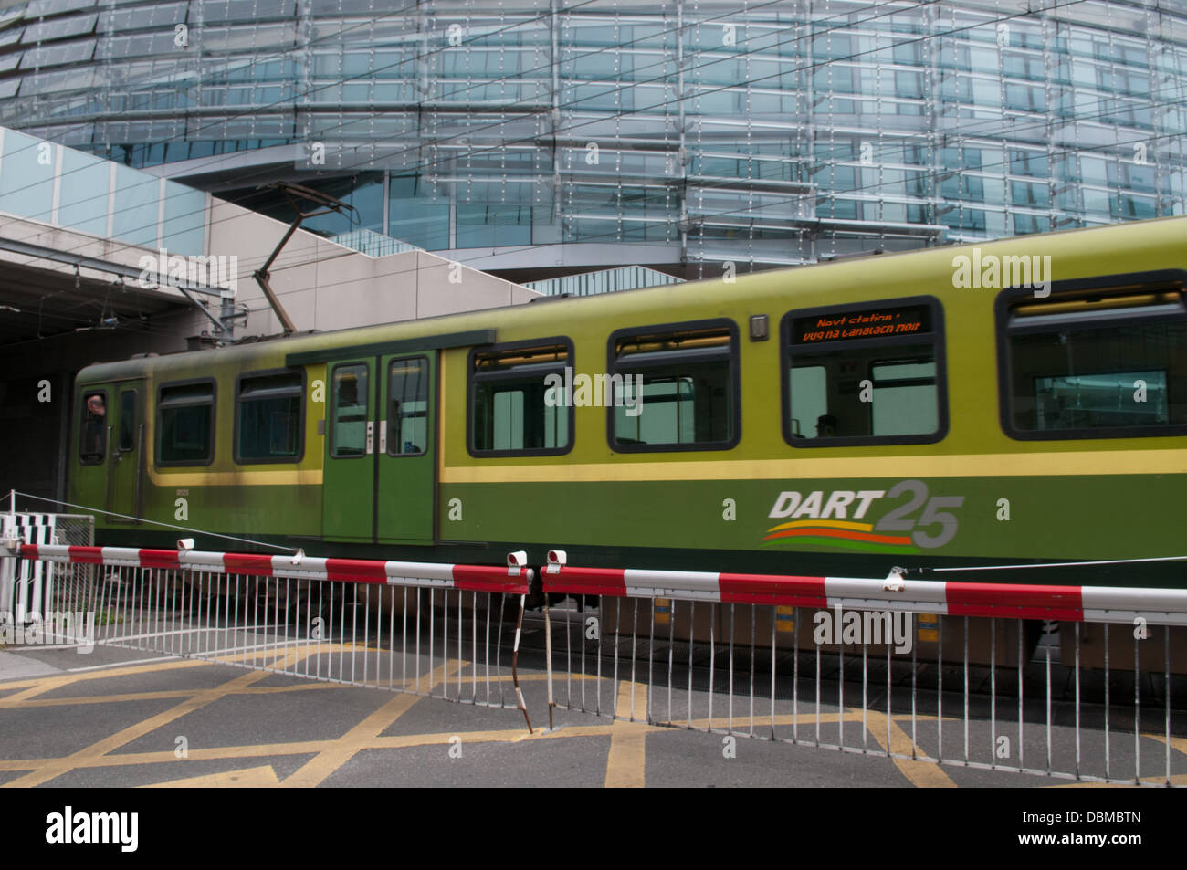Plus de passer au Dart Landsdowne Road, Dublin, Irlande. Banque D'Images