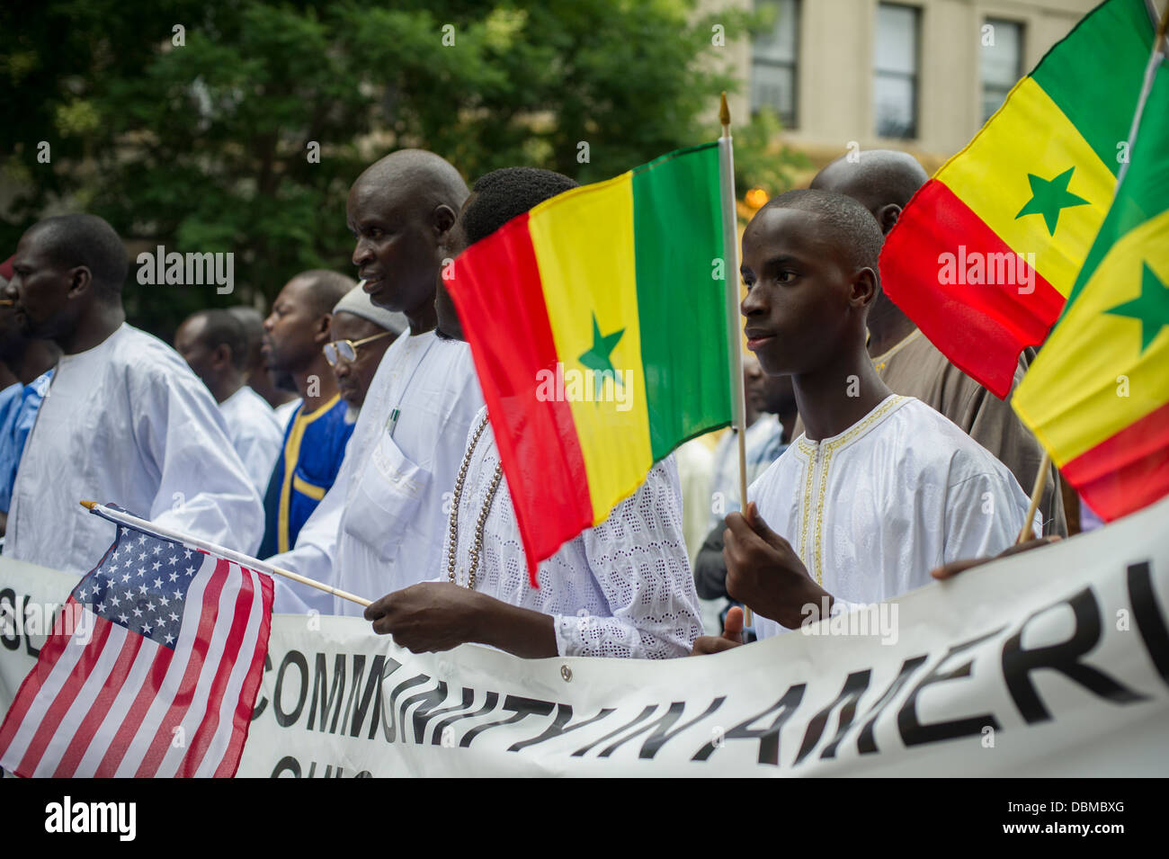 Les immigrants sénégalais prennent part à un défilé de Harlem à New York, en souvenir de leur Cheikh Ahmadou Bamba Banque D'Images