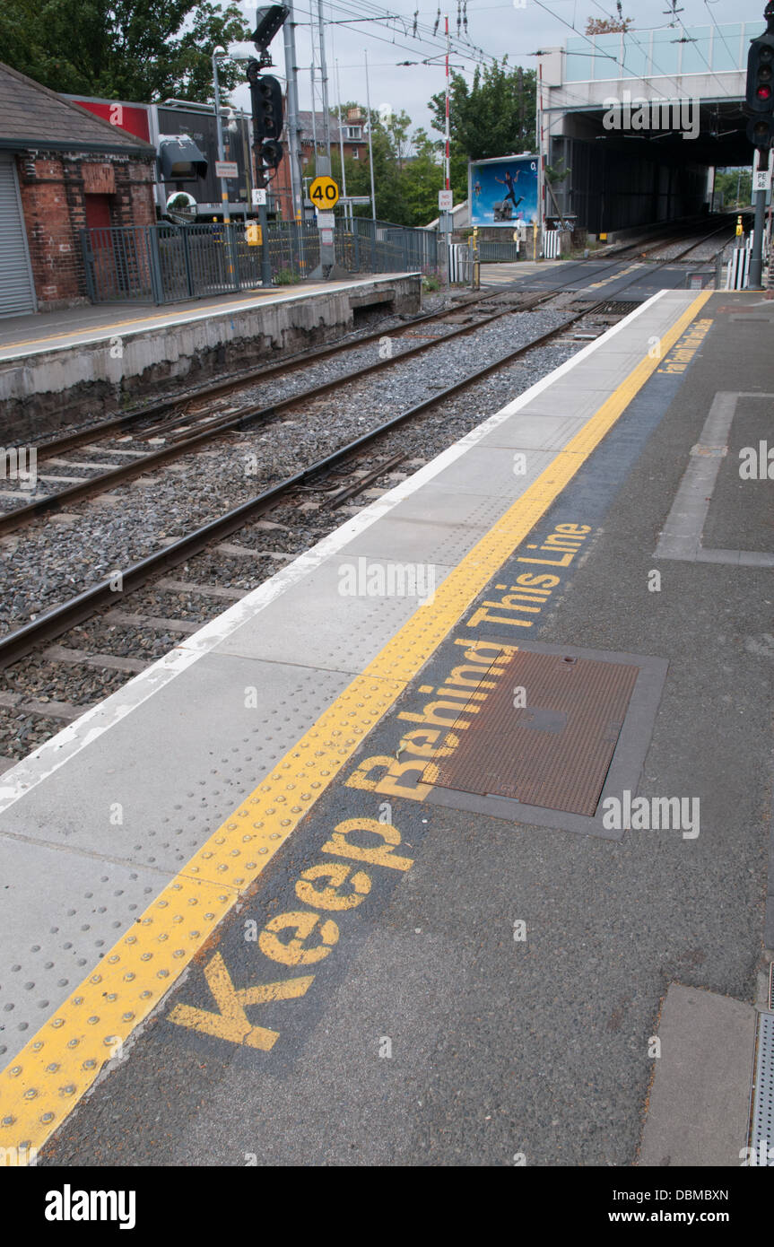 Garder derrière la ligne, Landsdowne Road Station, DART, Dublin, Irlande. Banque D'Images