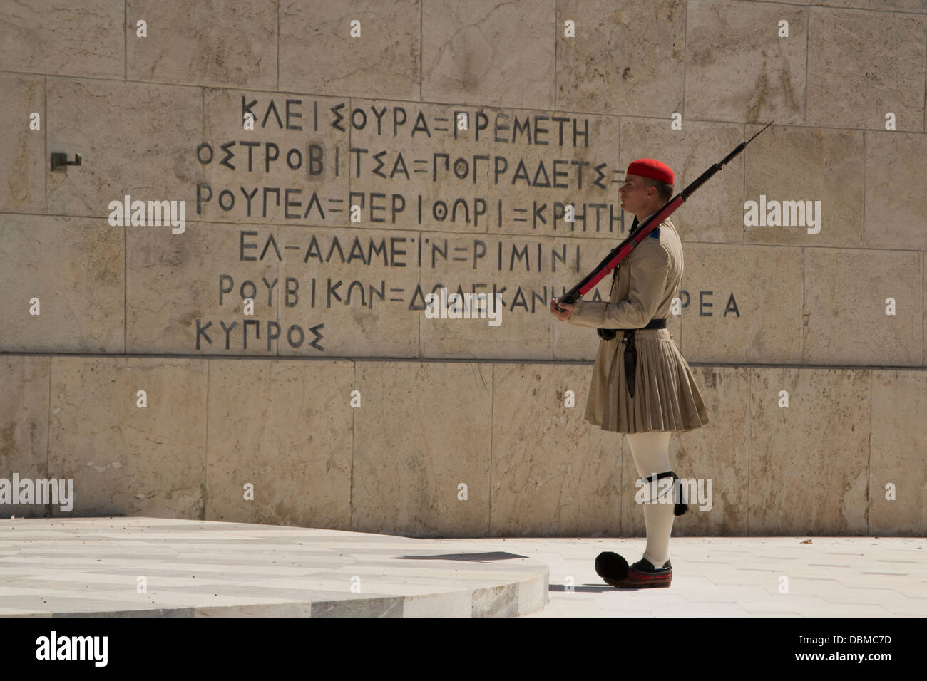 Un evzone sur la Tombe du Soldat inconnu est à l'attention de la place Syntagma. Banque D'Images