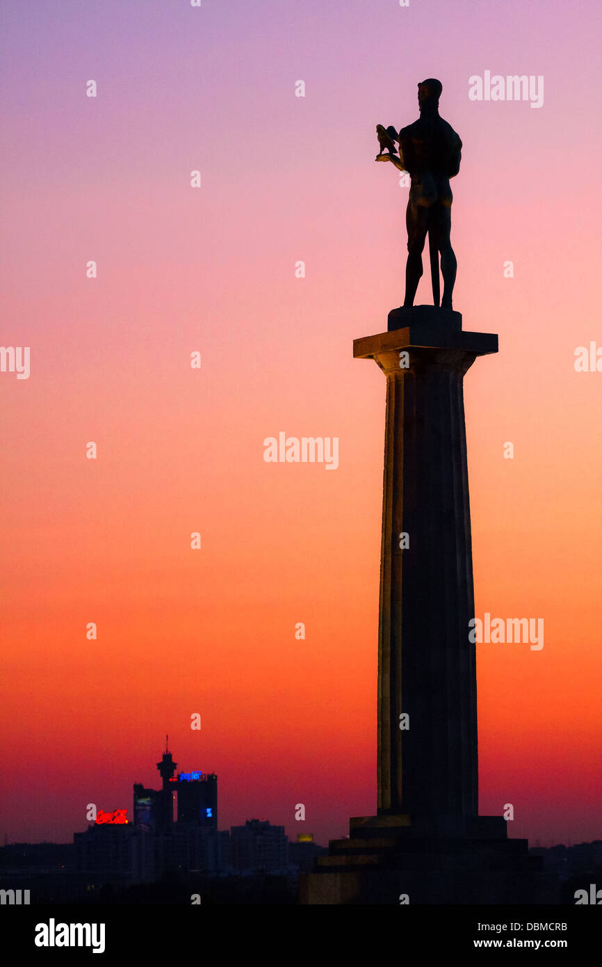 La statue de Victor de nuit donnant sur la grande île de la guerre à Belgrade, Serbie Banque D'Images