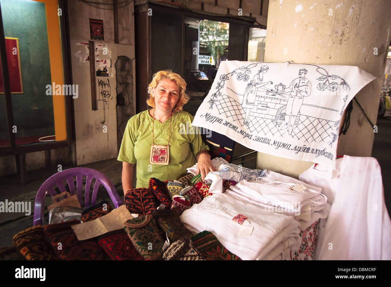 Une dame serbe vend des vêtements traditionnels et des serviettes dans un marché de rue de Belgrade Serbie Banque D'Images
